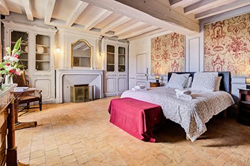 Chambre de caractère avec cheminée ancienne au Château de Juvardeil en Anjou