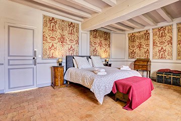 Chambre de caractère avec décoration ancienne au Château de Juvardeil