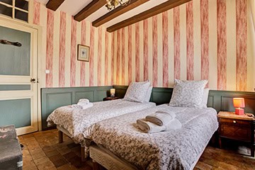 Chambres à lits séparés avec murs rayés au Château de Juvardeil