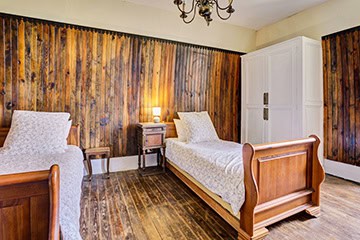 Chambre à lits séparés avec boiseries au Château de Juvardeil