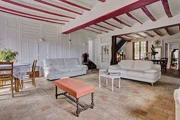 Grand salon lumineux au Château de Juvardeil, Maine-et-Loire