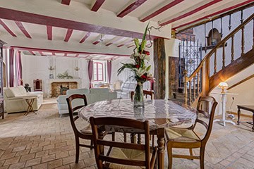 Grande pièce de vie avec table familiale au Château de Juvardeil