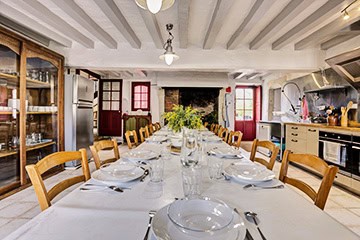 Grande table de salle à manger pour séjour en groupe au Château de Juvardeil en Anjou