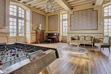 Salon avec baby-foot au Château de Juvardeil en Anjou