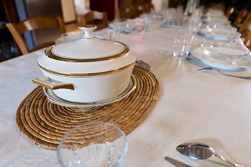 Table dressée dans la salle à manger du Château de Juvardeil en Anjou